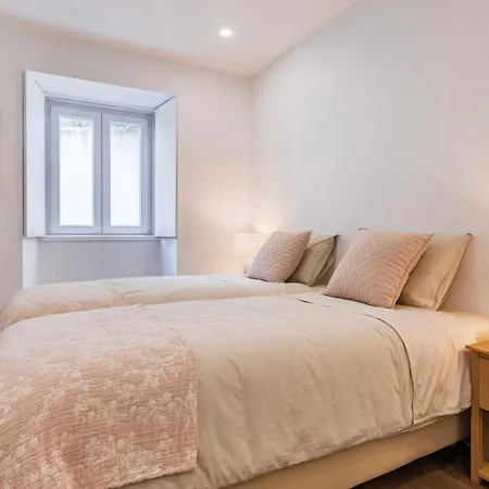 Apartman 2bdr Charming In Graca By Lovelystay